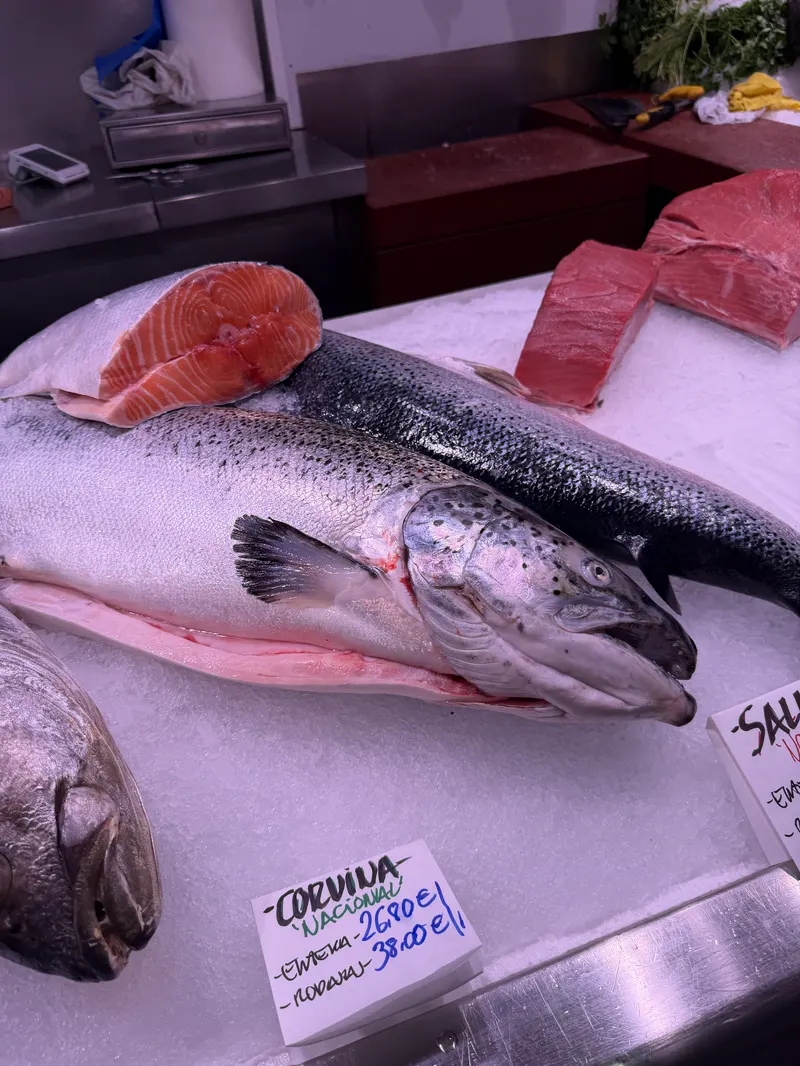 Corvina nacional y lomos de atún rojo en el mostrador de Jesús Plana