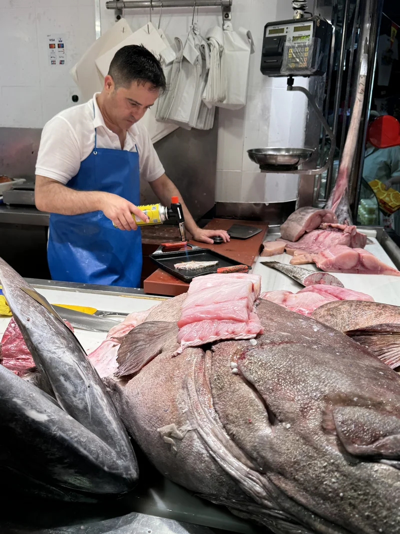 Jesús preparando piezas grandes con el soplete en el puesto