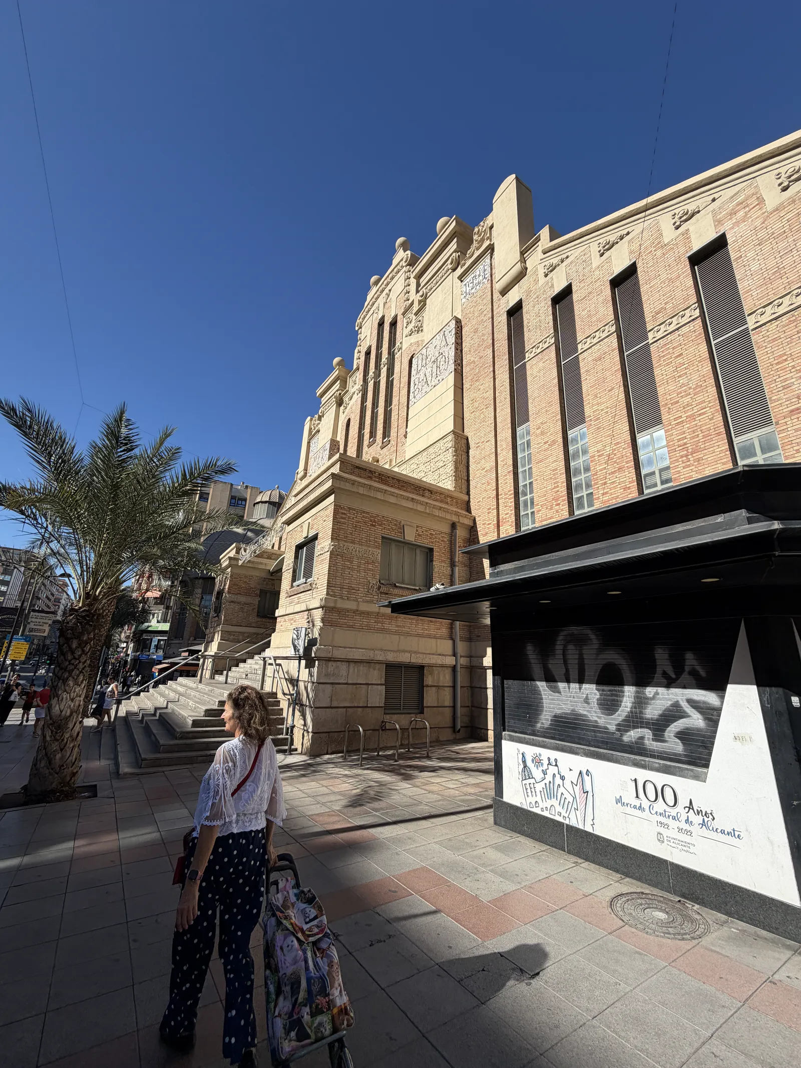 Fachada modernista del Mercado Central de Alicante bajo un cielo azul