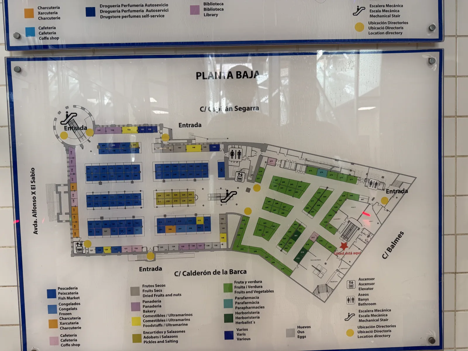 Fotografía del plano oficial de la planta baja del Mercado Central de Alicante