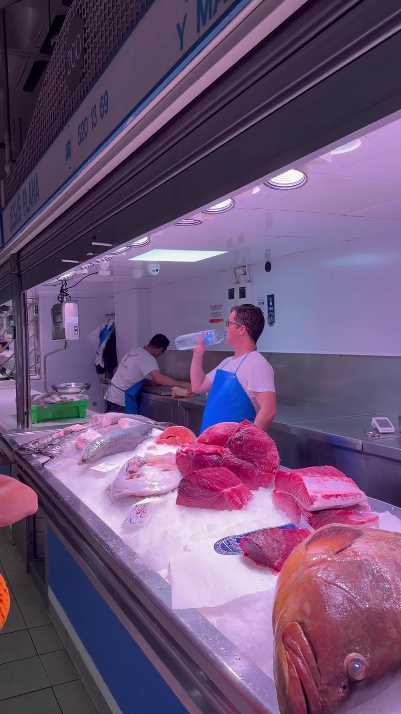 Detalle de los cortes de pescado en el mostrador