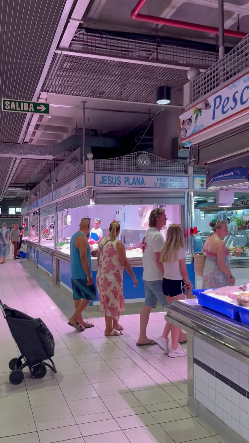 El puesto de Jesús Plana visto desde el pasillo del mercado